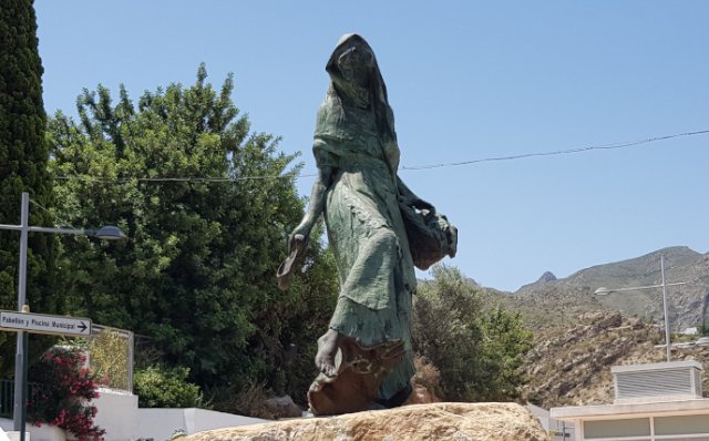 Estatua rindiendo homenaje a la mujer Mojaquera